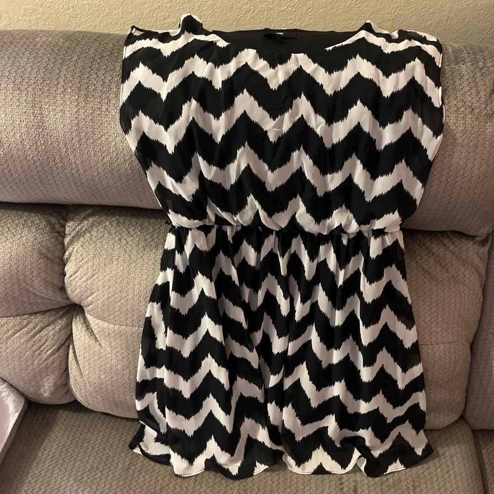 Iz Byer Black and White Zigzag